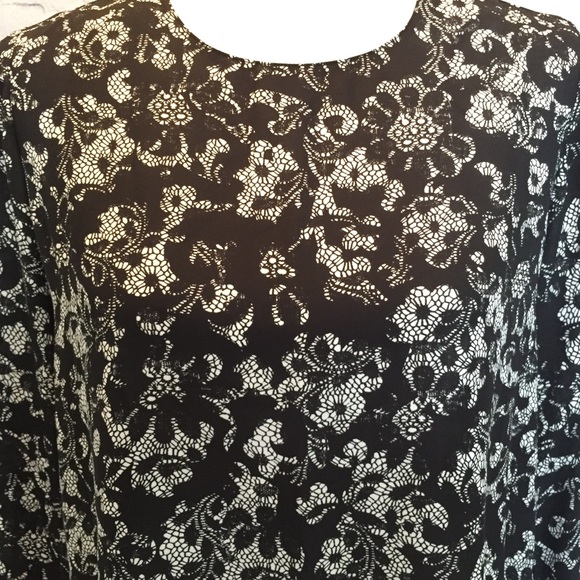 Vince Camuto Printed Bell Sleeve Blouse Size Small - Picture 3 of 8